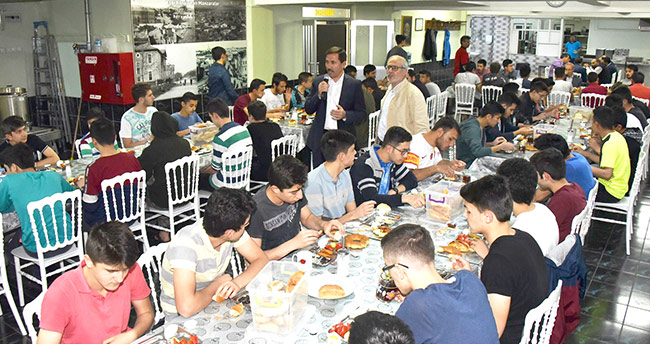 Başkan Kılca 7 yıl kaldığı yurtta sahur yaptı