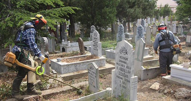 Seydişehir Belediyesi ekiplerinden mezarlıklarda temizlik
