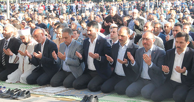 Bakan Kurum, Bayram namazını Konya’da kıldı 