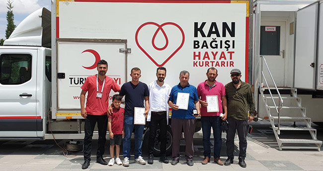 Kızılay düzenli kan bağışçılarına madalya taktı