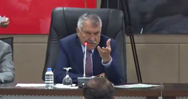 Adana Büyükşehir Belediye Başkanı Zeydan Karalar: “Evet değerli meclis üyeleri… Niye ters ters bakıyon hayrola?”