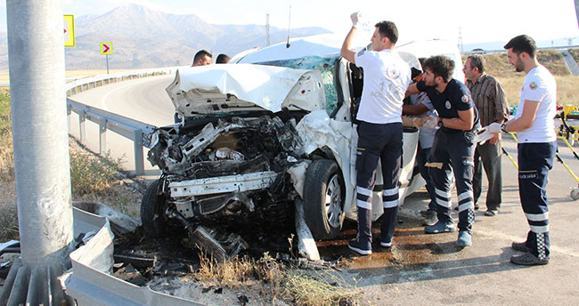Kaza sonrası sıkışan sürücü için herkes seferber oldu