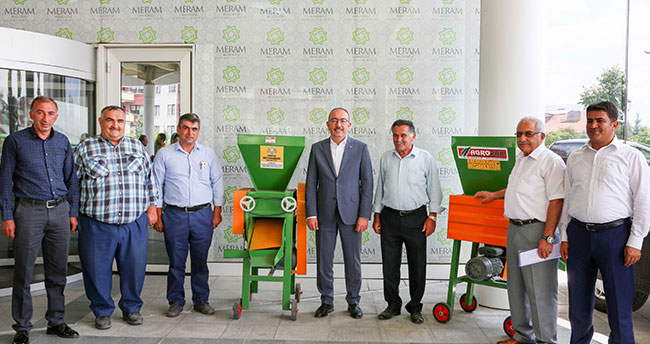 Meramlı çiftçilere üzüm sıkma makinesi