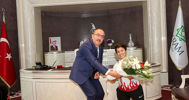 Başkan Kavuş şampiyon sporcuları ağırladı