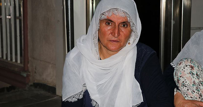 Oğlu için geceyi HDP İl Başkanlığının önünde oturarak geçirdi