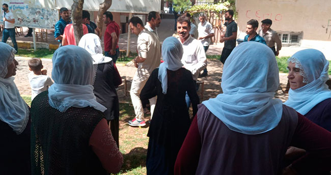 HDP önünde eylem başlatan kadının oğlu bulundu