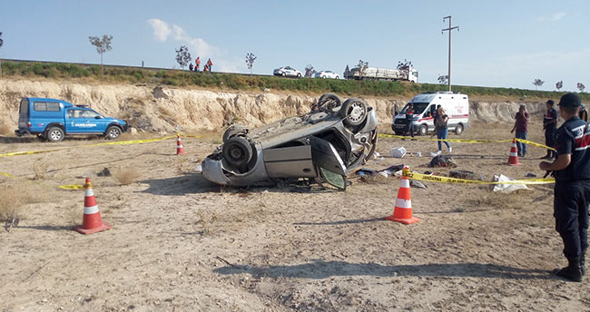 Aksaray-Konya kara yolunda otomobil şarampole devrildi: 1 ölü, 3 yaralı