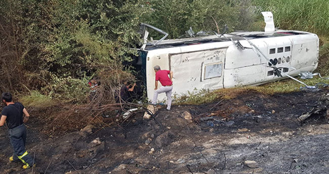 Devrilen servis otobüsü alev aldı, çok sayıda yaralı var