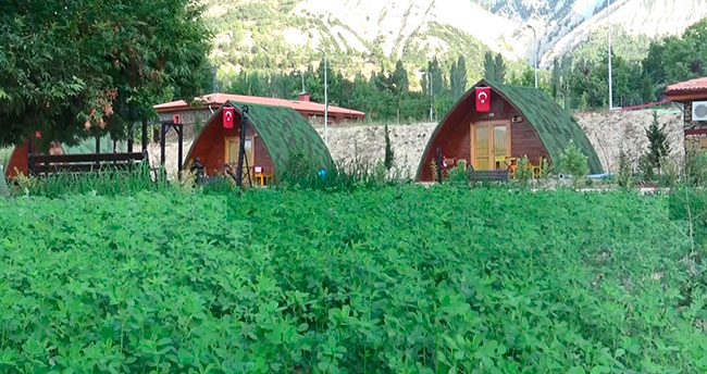 Torosların eteğinde bungalov evlerden tatil köyü