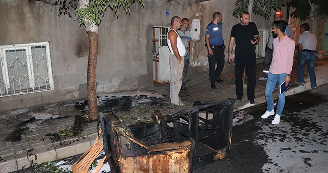 Kaldırımda alev alan koltuk evde yangın çıkarıyordu