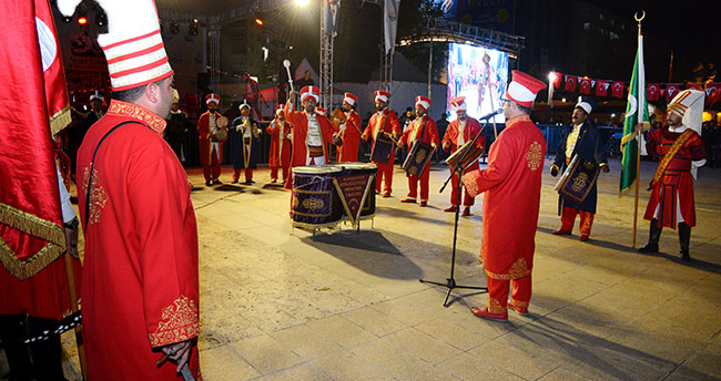 Neşet Ertaş türkülerine “mehter” yorumu
