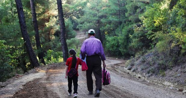 Kızı okula daha rahat gidebilsin diye 20 bin lira borçla 4 kilometrelik yol yapan baba