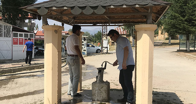 Bu mahalle maden suyunu kuyudan çıkarıyor