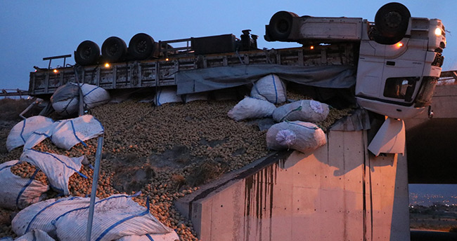 Lastiği patlayan patates yüklü tır köprüde asılı kaldı