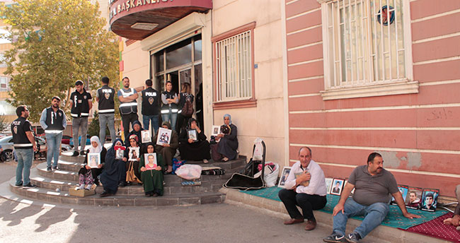 Çocuklarını bekleyen ailelerin HDP il binasındaki eylemi 40. gününde