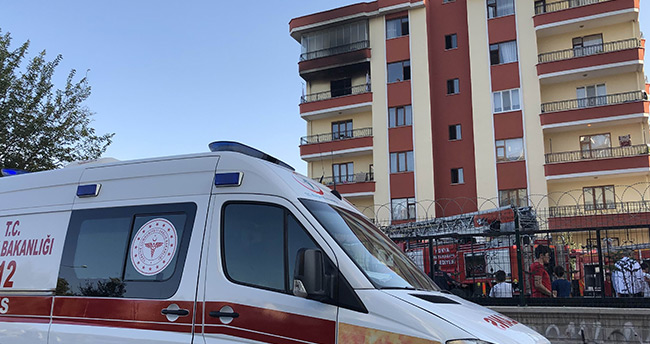 Apartmanda çıkan yangında 7 kişi dumandan etkilendi