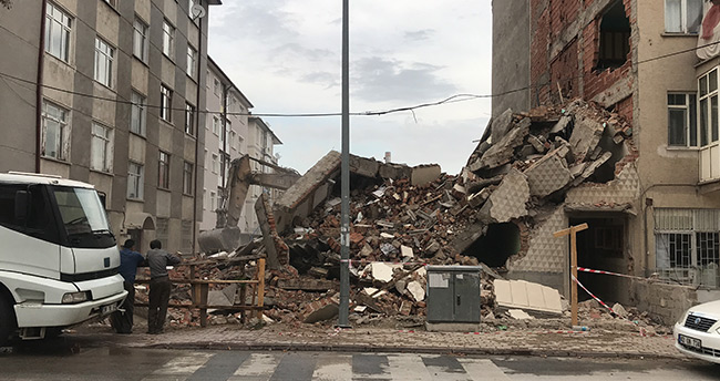 Kentsel dönüşüm çalışmasında yan binanın duvarı zarar gördü