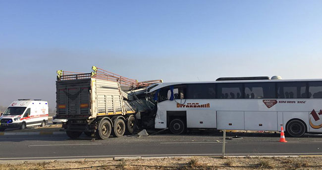 Afyonkarahisar-Konya kara yolunda yolcu otobüsüyle TIR çarpıştı: 2 ölü, 20 yaralı