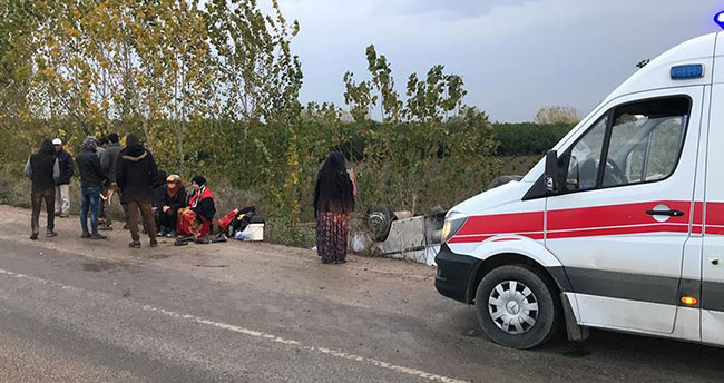 Tarım işçilerini taşıyan midibüs devrildi: 11 yaralı