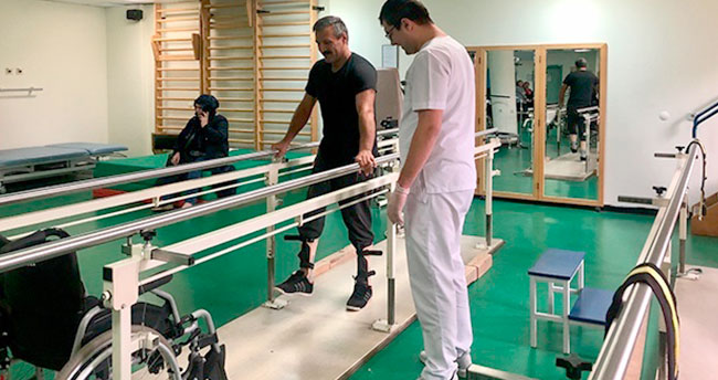 Terör mağduru adam robotik cihaz ile yürümeye başladı