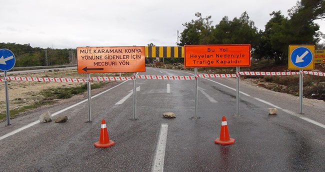 Heyelanda yol çöktü, Silifke-Karaman-Konya  yolu trafiğe kapandı