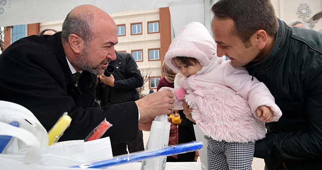 Başkan Pekyatırmacı çocuklara şivlilik dağıttı