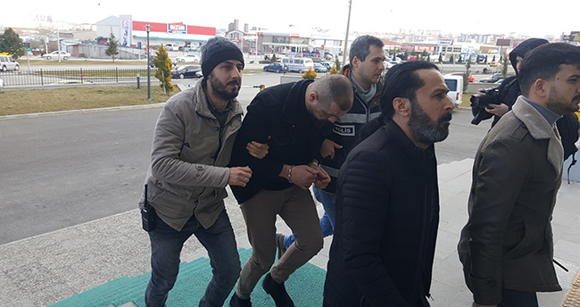 Kendilerini polis olarak tanıtıp gasp yaptıkları ileri sürülen 4 kişi tutuklandı