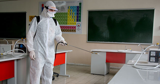 Meslek lisesi öğrencileri koronavirüse karşı dezenfektan üretti