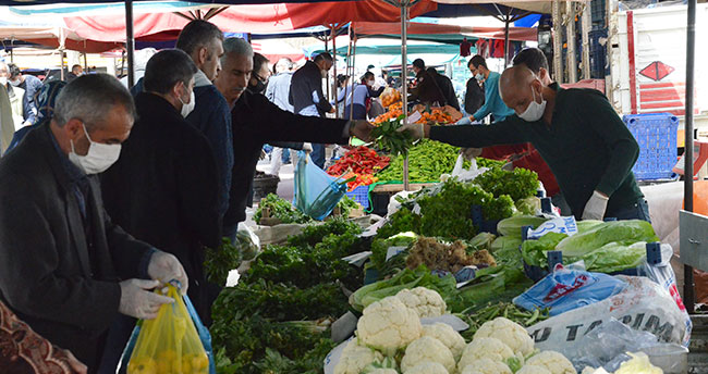 Vatandaşlar market ve pazarlara maskeyle girdi