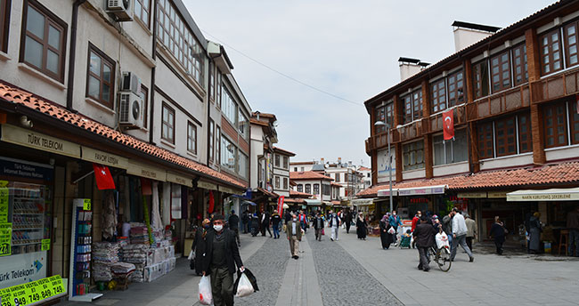 Yasak öncesi Konya’da çarşı-pazarda hareketlilik yaşandı