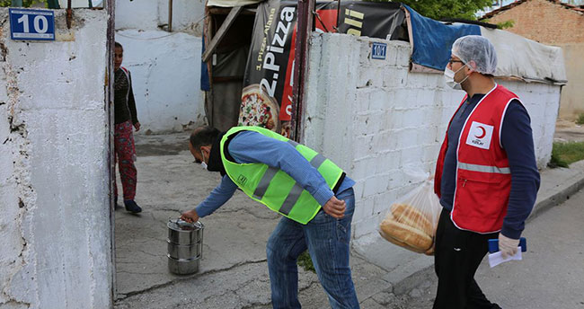 Meram Belediyesi, Kızılay Derneği Meram Şubesi ile birlikte ihtiyaç sahiplerinin yanında