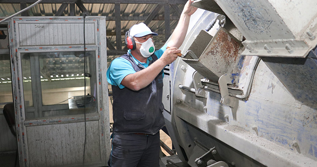 Beyşehir Belediyesi yollara serdiği parke taşlarını kendisi üretiyor