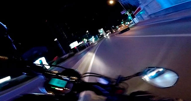 Motosikletlinin takla attığı feci kaza kamerada