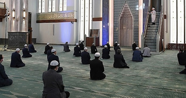 Yarından itibaren camilerde beş vakit namaz kılınacak