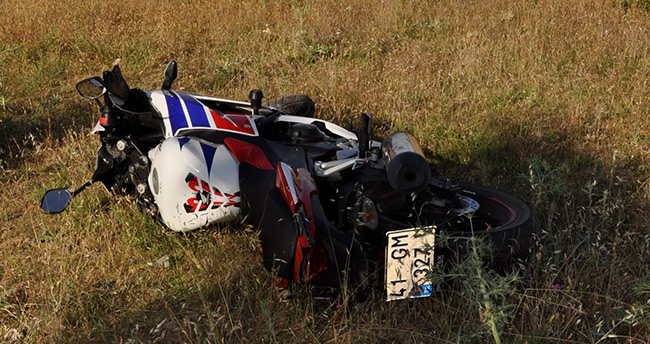 Yarış motosikleti şarampole uçtu: 2 yaralı