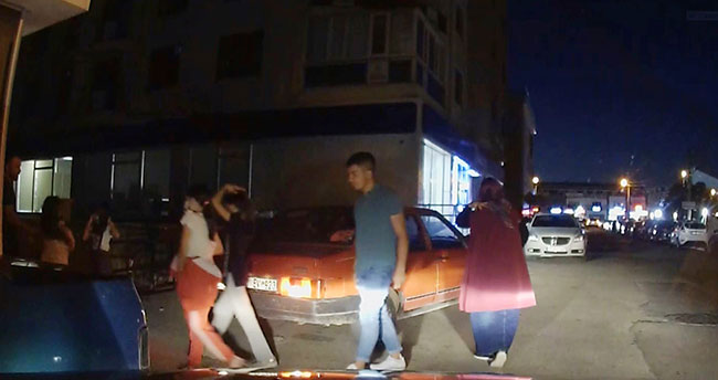 Koronavirüsü yok saydılar, 5 kişilik otomobilden 10 kişi çıktı