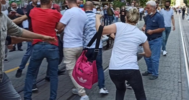 Eski kocasını yeni eşiyle görünce çıldırdı: Sokak ortasında kadınların saç saça baş başa kavgası