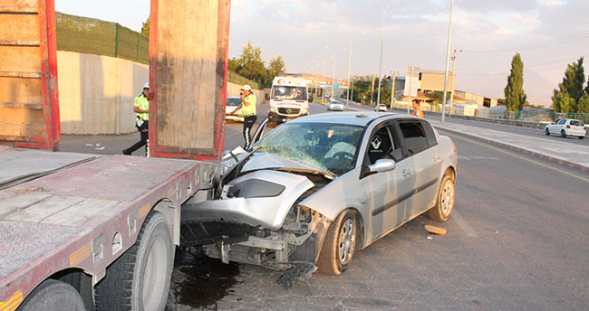 Aksaray’da otomobil tıra arkadan çarptı: 4 yaralı
