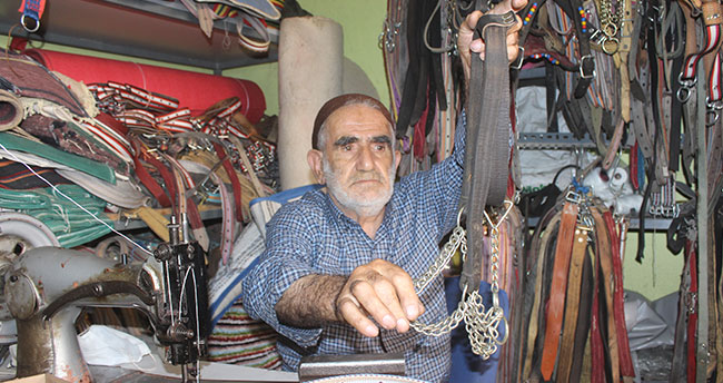 79 yaşındaki saraç ustası çalışma azmiyle yıllara meydan okuyor