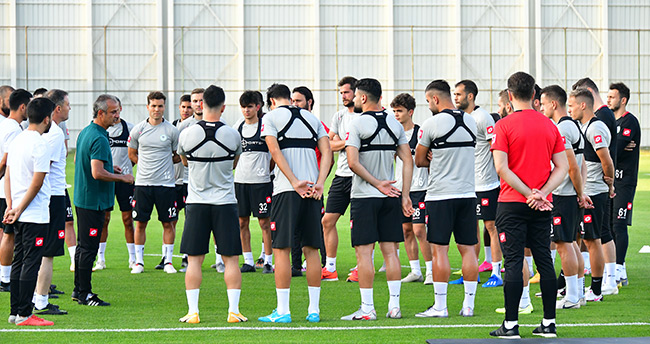 Teknik Direktör Kartal takımıyla ilk antrenmanına çıktı