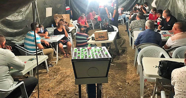 Jandarmayı şaşkına çeviren operasyon: Tarlanın ortasına çadır kurup kumar oynadılar