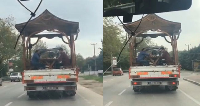 Şok eden görüntü…Seyir halindeki kamyonetin kasasında tavla keyfi