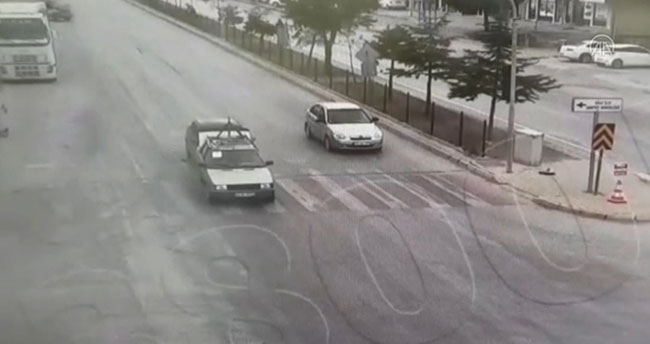 Konya’da el freni çekilmeyen otomobil başka araçlara çarparak durabildi