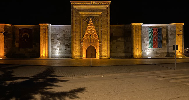 Sultanhanı Kervansarayı’na Azerbaycan bayrağı asıldı