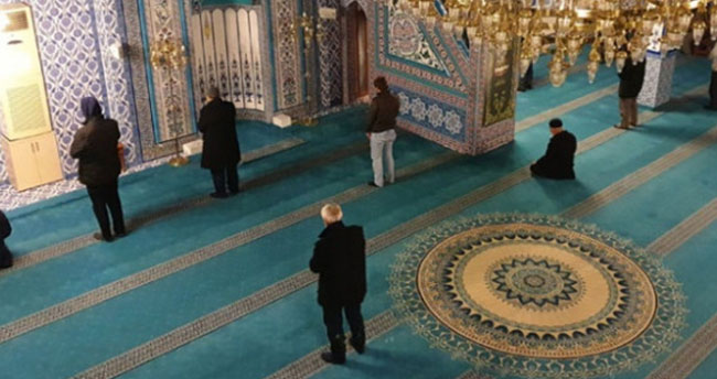 65 yaş üstü ve kronik rahatsızlığı bulunanlara namazlarını evde kılma tavsiyesi