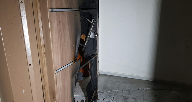 Boşanmak isteyen eşine kızıp evi yakmak istedi
