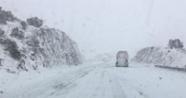 Kar yağışı Konya-Antalya kara yolunda ulaşımı aksatıyor