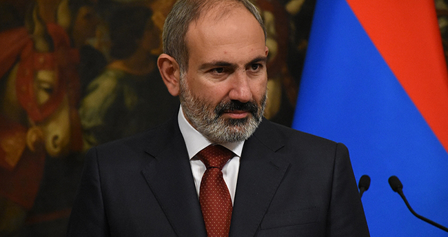 Ermenistan Başbakanı Paşinyan kendini istifaya çağıran Genelkurmay Başkanını görevden aldı