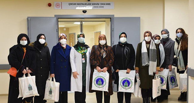 Karatay Kent Konseyi Kadın Meclisi üyeleri, Sevgi Evleri ile hastanede tedavi gören çocukları ziyaret etti