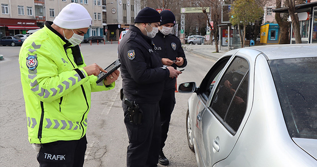 Sokağa çıkma kısıtlamalarına uymayan 39 bin 604 kişi hakkında işlem yapıldı